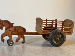 Ancien jouet en bois à tirer, attelage cheval et charrette, années 60