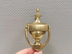 Ancien marteau de porte en laiton massif. Estimation : années 1960.