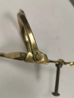 Ancien marteau de porte en laiton massif. Estimation : années 1960.