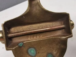 Ancien marteau de porte en laiton massif. Estimation : années 1960.