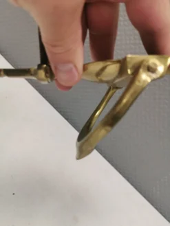 Ancien marteau de porte en laiton massif. Estimation : années 1960.