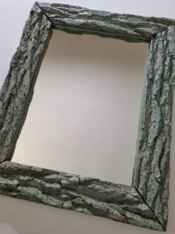 Ancien miroir, cadre en écorce de bois à patine rustique, 65 cm par 50 cm