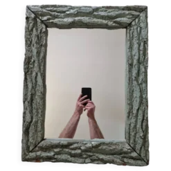 Ancien miroir, cadre en écorce de bois à patine rustique, 65 cm par 50 cm