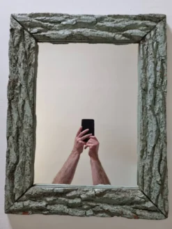 Ancien miroir, cadre en écorce de bois à patine rustique, 65 cm par 50 cm