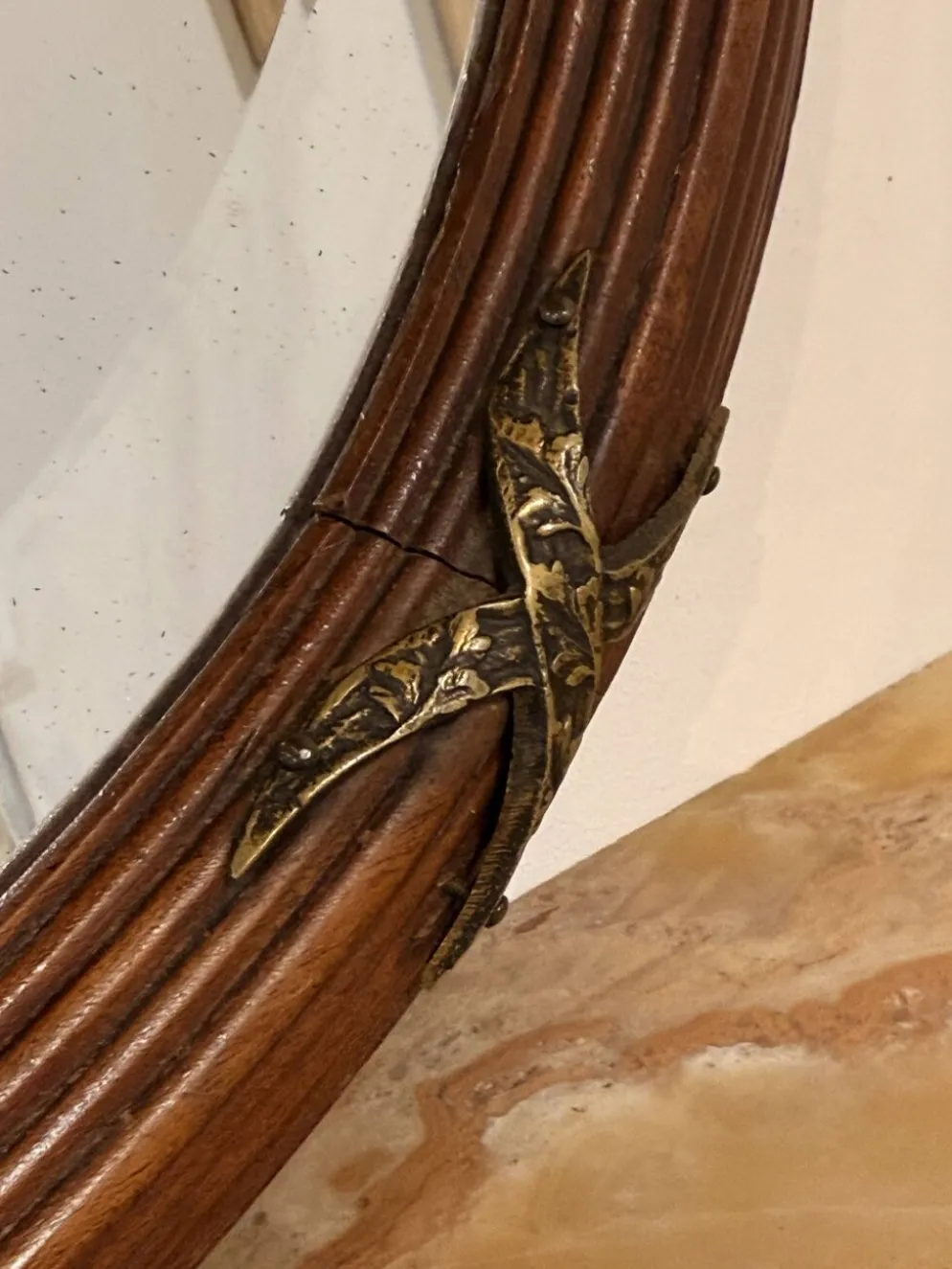 Ancien miroir ovale biseauté cadre en bois et décors bronze style Louis XVI