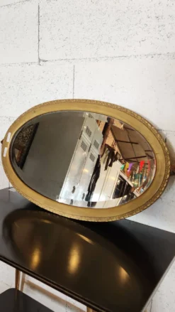 Ancien miroir ovale à parclose dorée ,c verre biseauté