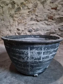 Ancienne auge à laver rustique en terre cuite, Auvergne, XIXe siècle