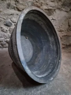 Ancienne auge à laver rustique en terre cuite, Auvergne, XIXe siècle