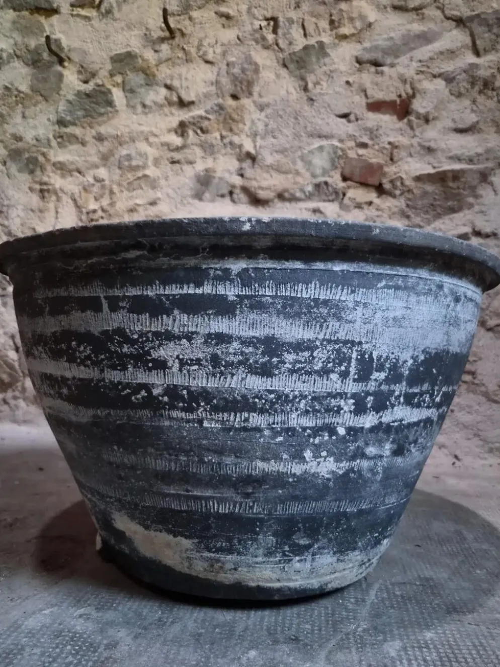 Ancienne auge à laver rustique en terre cuite, Auvergne, XIXe siècle