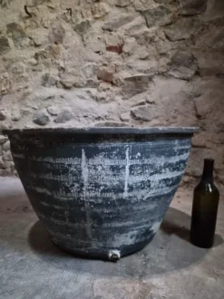 Ancienne auge à laver rustique en terre cuite, Auvergne, XIXe siècle