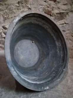 Ancienne auge à laver rustique en terre cuite, Auvergne, XIXe siècle