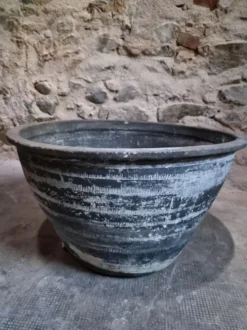 Ancienne auge à laver rustique en terre cuite, Auvergne, XIXe siècle