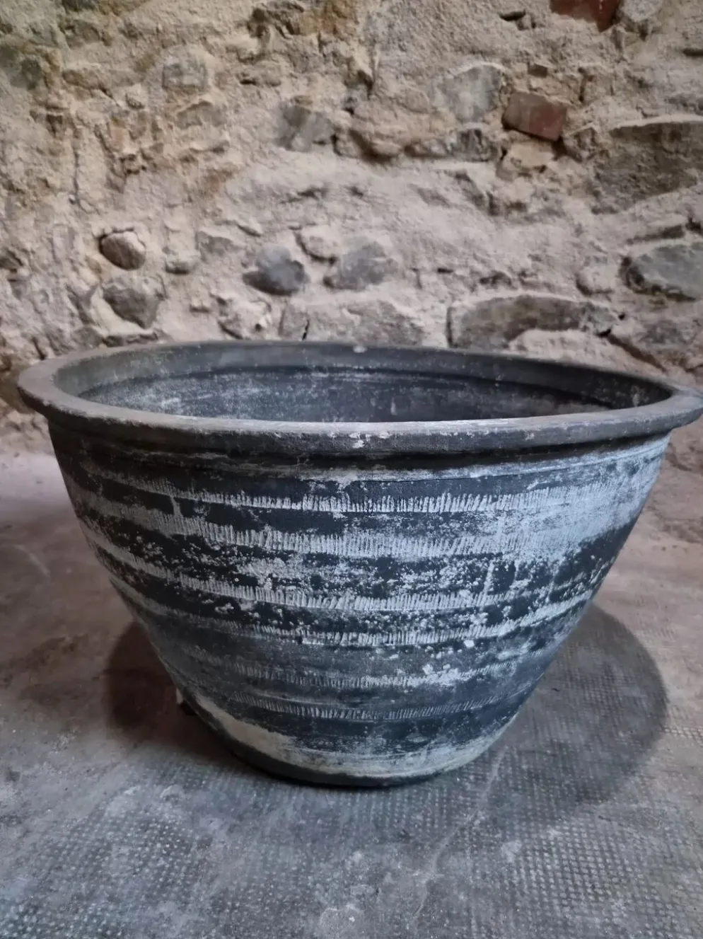 Ancienne auge à laver rustique en terre cuite, Auvergne, XIXe siècle