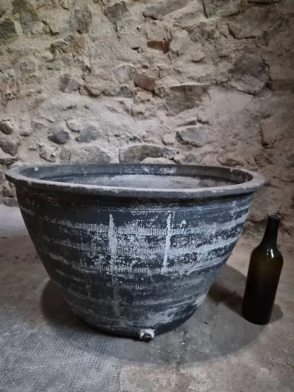Ancienne auge à laver rustique en terre cuite, Auvergne, XIXe siècle