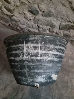 Ancienne auge à laver rustique en terre cuite, Auvergne, XIXe siècle