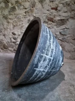 Ancienne auge à laver rustique en terre cuite, Auvergne, XIXe siècle