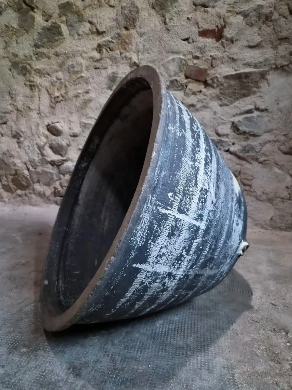 Ancienne auge à laver rustique en terre cuite, Auvergne, XIXe siècle