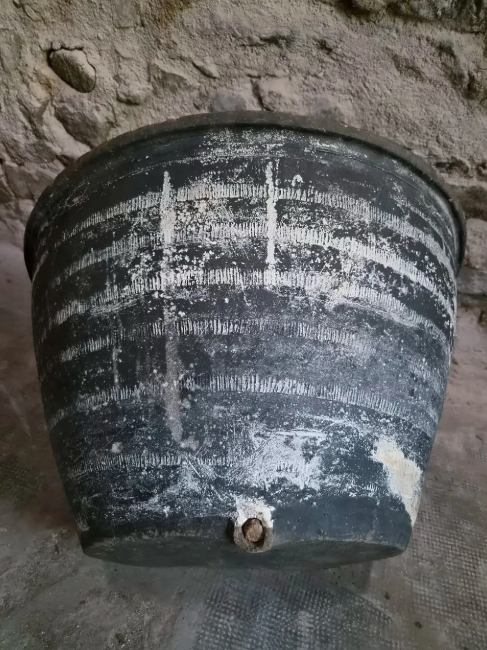 Ancienne auge à laver rustique en terre cuite, Auvergne, XIXe siècle