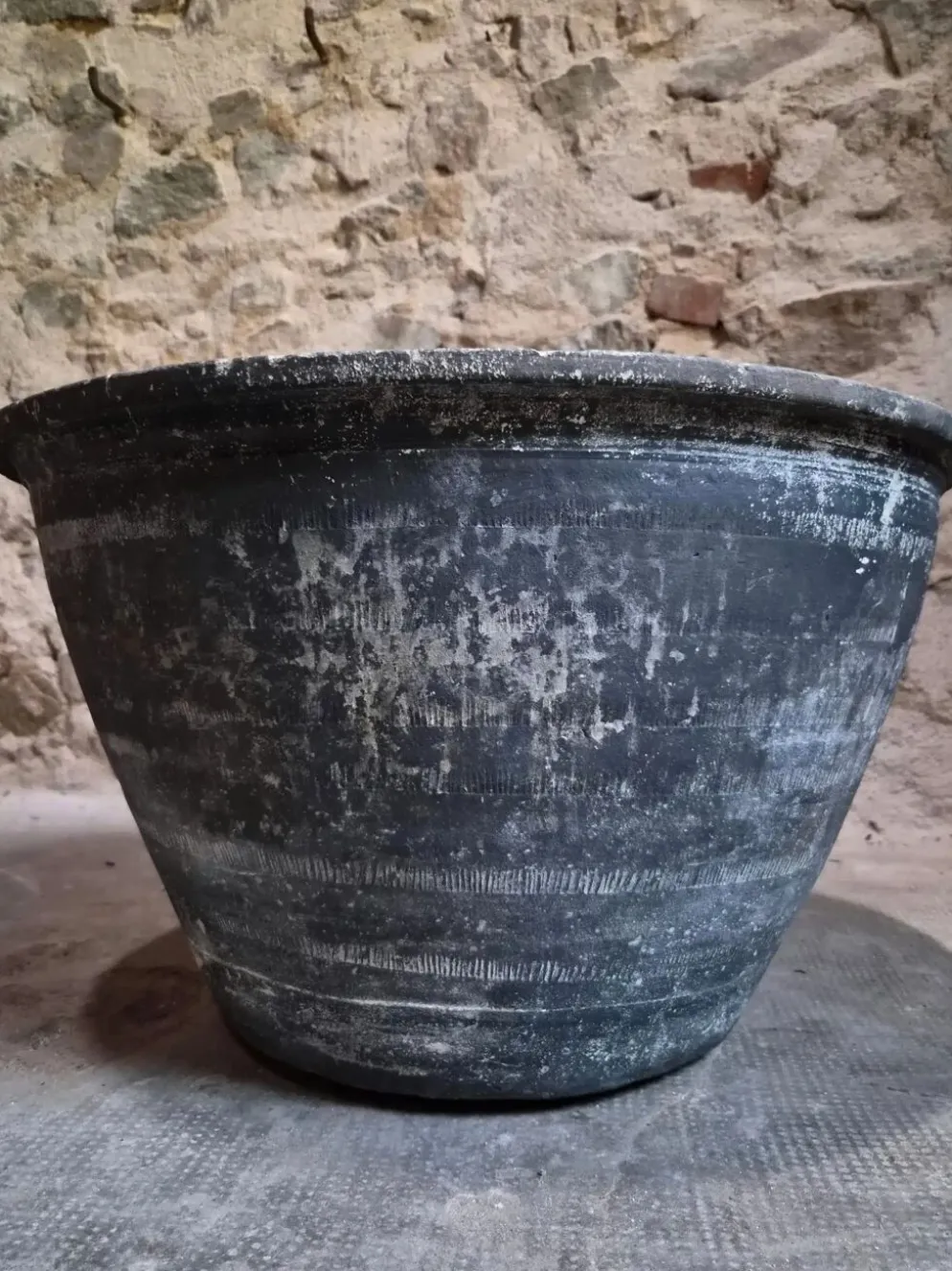 Ancienne auge à laver rustique en terre cuite, Auvergne, XIXe siècle