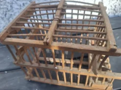 Ancienne cage en bois de transport d'oiseaux