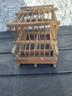Ancienne cage en bois de transport d'oiseaux