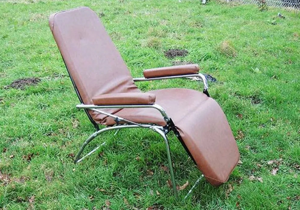 Ancienne chaise longue en simili cuir skai lama