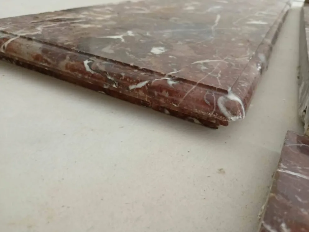 Ancienne cheminée en marbre rouge veiné – XIXᵉ siècle