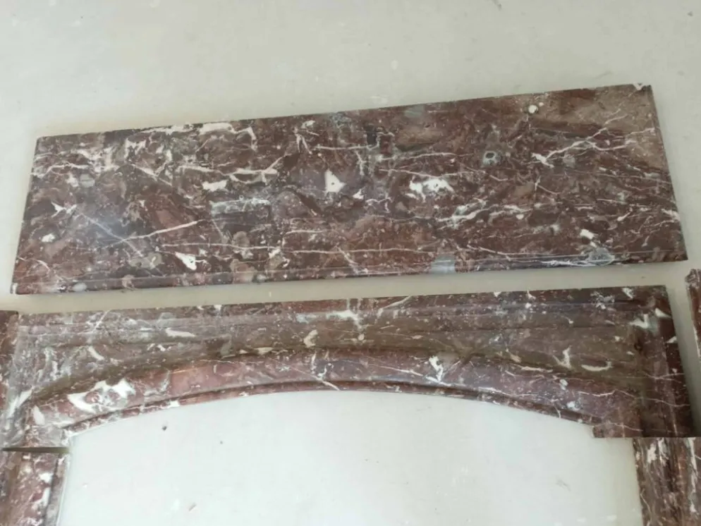 Ancienne cheminée en marbre rouge veiné – XIXᵉ siècle