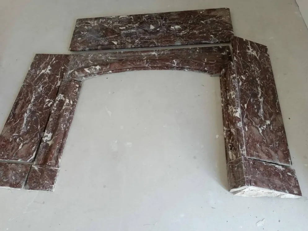 Ancienne cheminée en marbre rouge veiné – XIXᵉ siècle