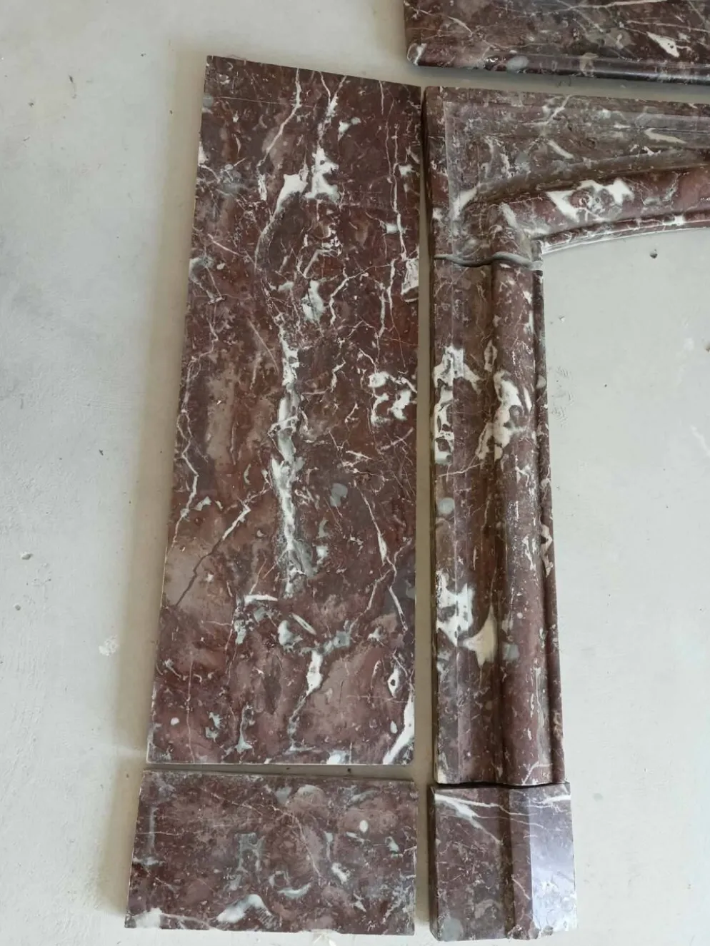Ancienne cheminée en marbre rouge veiné – XIXᵉ siècle