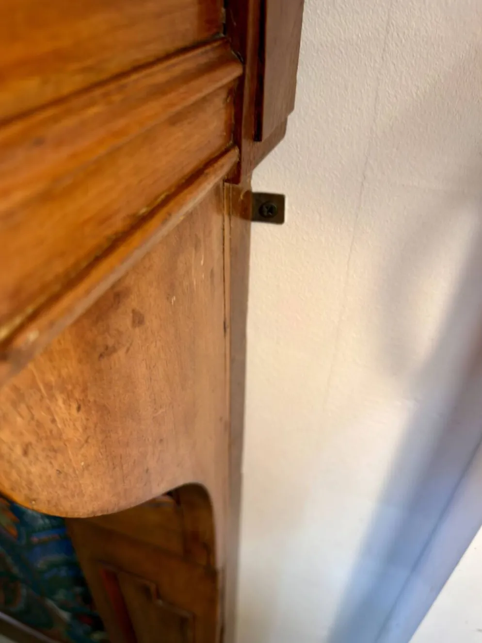 Ancienne cheminée en noyer bois sculpté, manteau de cheminée décoratif