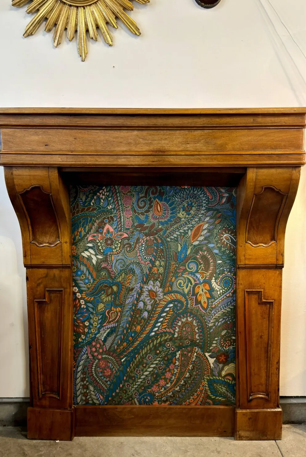 Ancienne cheminée en noyer bois sculpté, manteau de cheminée décoratif