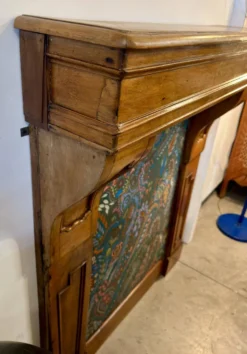 Ancienne cheminée en noyer bois sculpté, manteau de cheminée décoratif