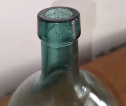 Ancienne dame-jeanne signée v. ayelense - verre turquoise lumineux