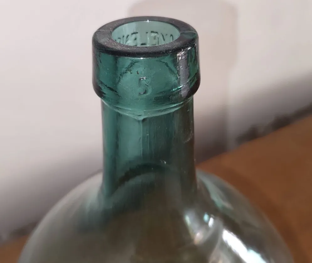 Ancienne dame-jeanne signée v. ayelense - verre turquoise lumineux