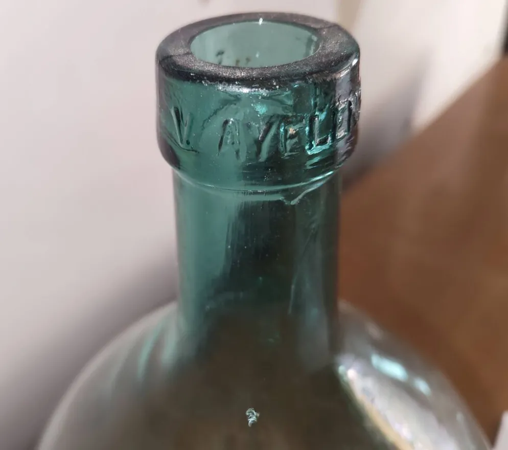 Ancienne dame-jeanne signée v. ayelense - verre turquoise lumineux