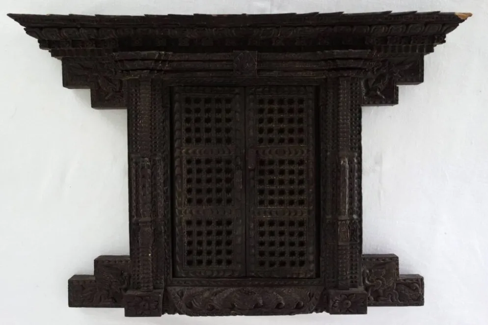 Ancienne fenêtre Népalaise Newari en bois sculpté