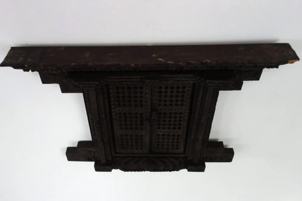Ancienne fenêtre Népalaise Newari en bois sculpté