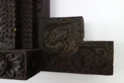 Ancienne fenêtre Népalaise Newari en bois sculpté