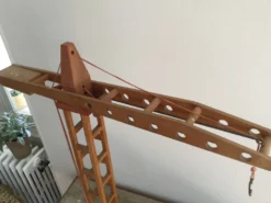 Ancienne grue en bois Dejou