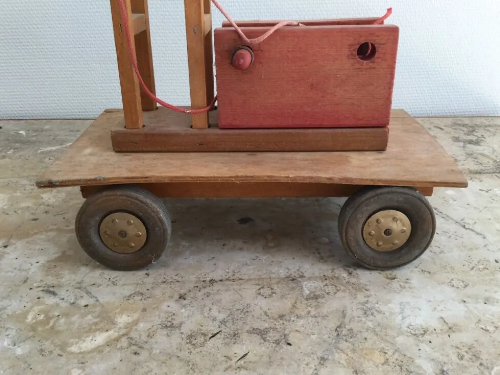 Ancienne grue en bois Dejou