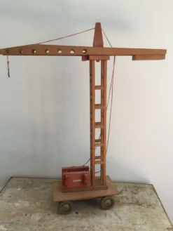 Ancienne grue en bois Dejou