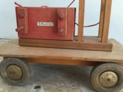Ancienne grue en bois Dejou