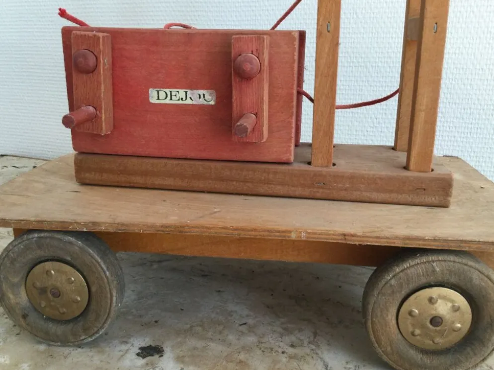 Ancienne grue en bois Dejou