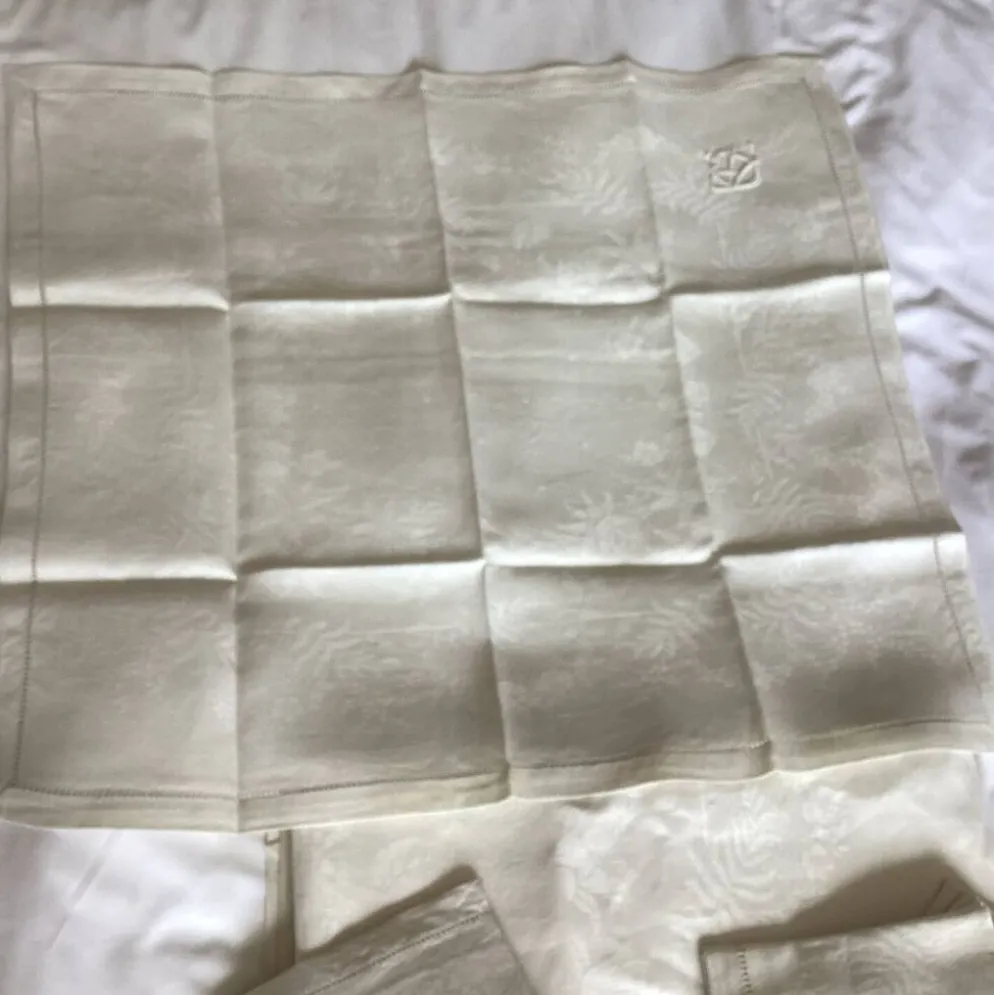 Ancienne nappe et 12 serviettes damassées