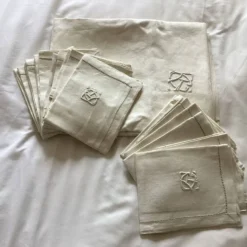 Ancienne nappe et 12 serviettes damassées