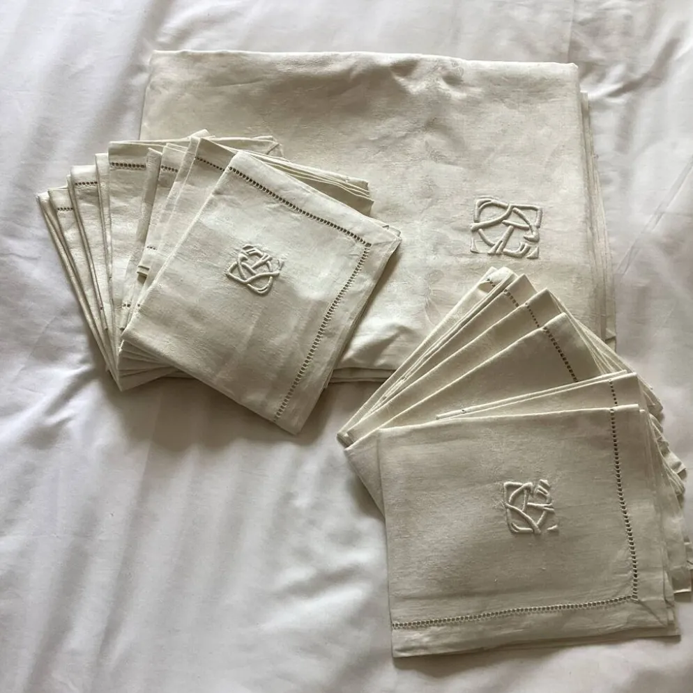Ancienne nappe et 12 serviettes damassées