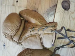 Ancienne paire de gants de boxe en cuir fauve patiné (8 oz) – Circa 1940/19