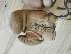Ancienne paire de gants de boxe en cuir fauve patiné (8 oz) – Circa 1940/19