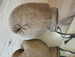 Ancienne paire de gants de boxe en cuir fauve patiné (8 oz) – Circa 1940/19